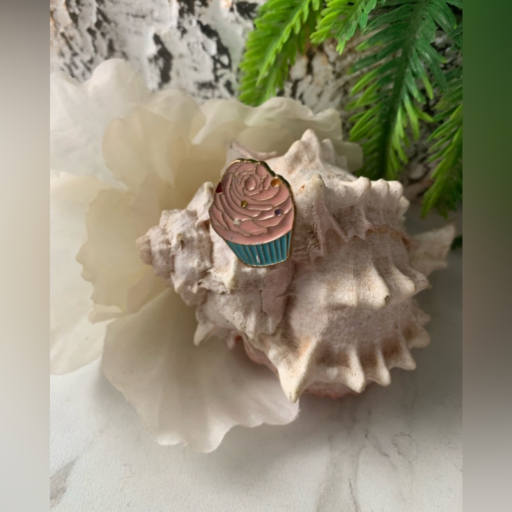 Cute muffin pin/brooch.